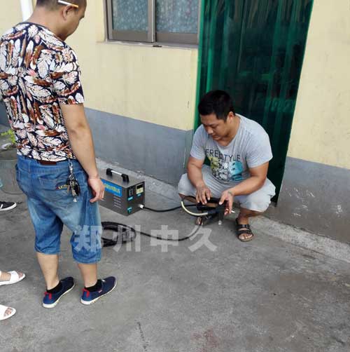 云南客户考察我厂电加热蒸汽清洗机
